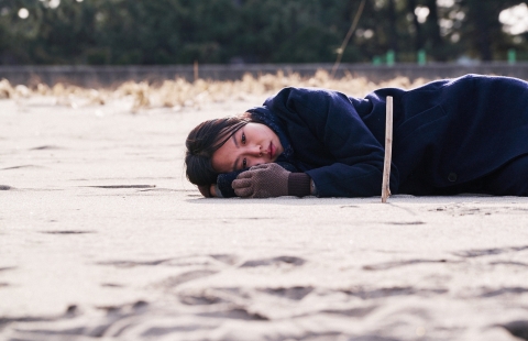 Chiếu phim On the Beach at Night Alone